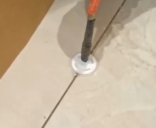 乌拉特中瓷砖空鼓维修公司专业解答瓷砖在铺贴过程中，如果没有涂抹均匀到位的粘结材料（如水泥砂浆或瓷砖胶），可能会导致以下问题